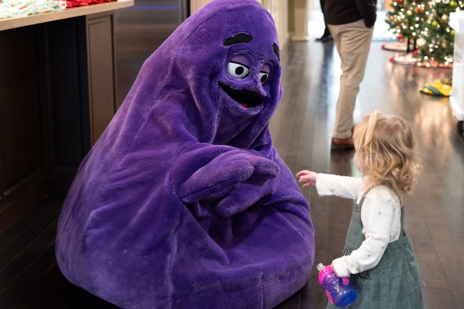 McDonald’s Owner/Operators Bring Holiday Cheer to Ronald McDonald House of NE Indiana